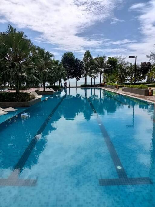 Timurbay Seafront Residence By Ozzy Azizi Kuantan Esterno foto