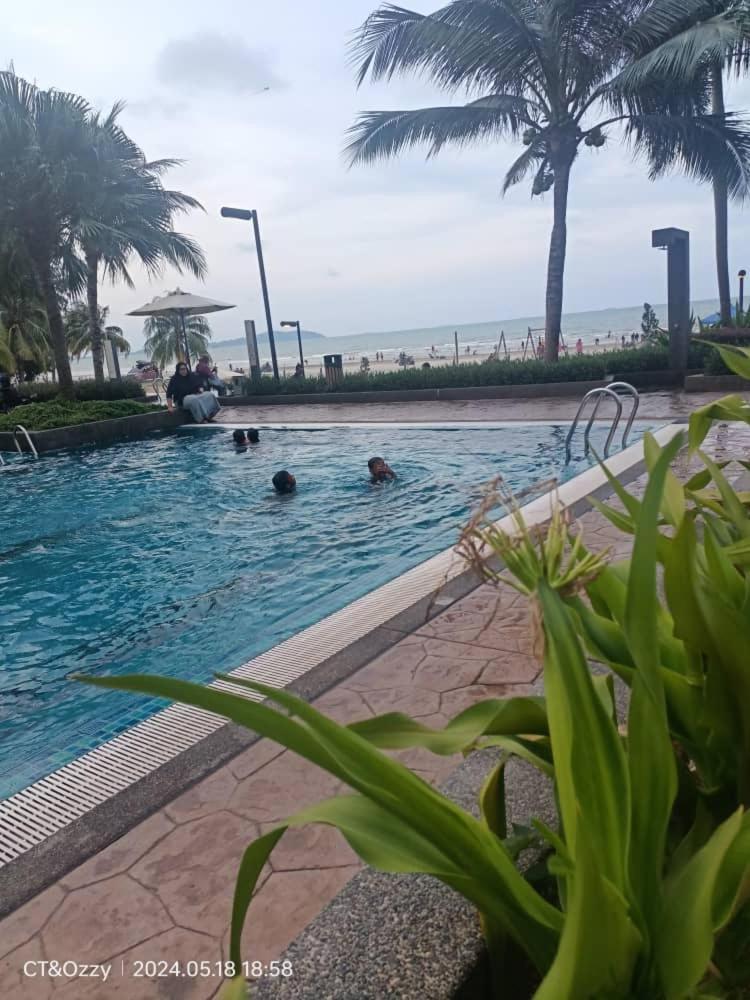 Timurbay Seafront Residence By Ozzy Azizi Kuantan Esterno foto